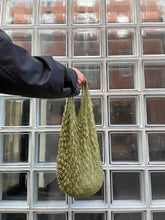 Lade das Bild in den Galerie-Viewer, ETTU crinkle bag - Olive